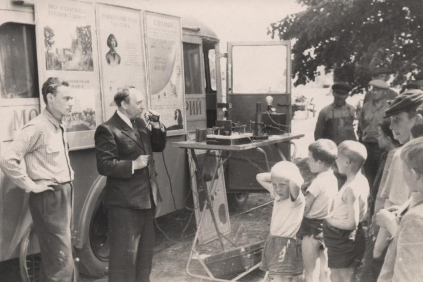 A popular lecture on astronomy by the faculty of the Moscow Planetarium in a city park, 1956. Courtesy of the Moscow Planetarium.