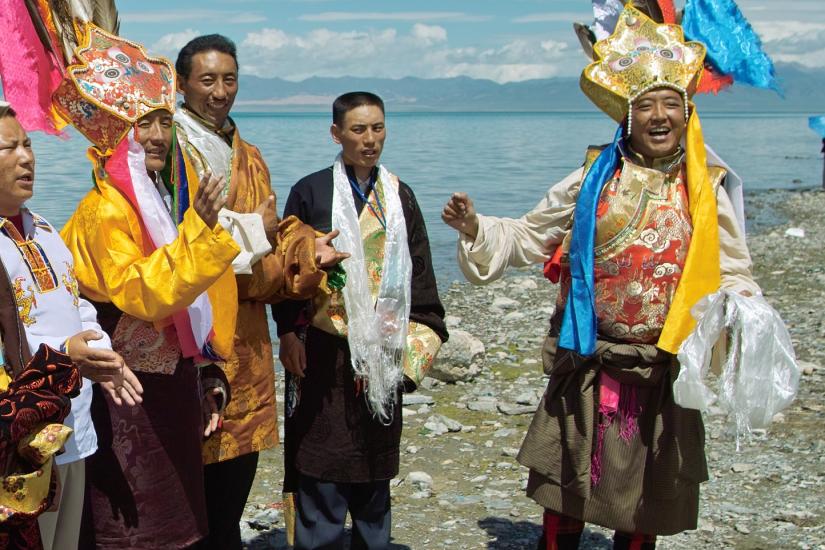 Performance of the Epic of King Gesar in Tibet (from: https://ich.unesco.org/en/RL/gesar-epic-tradition-00204)