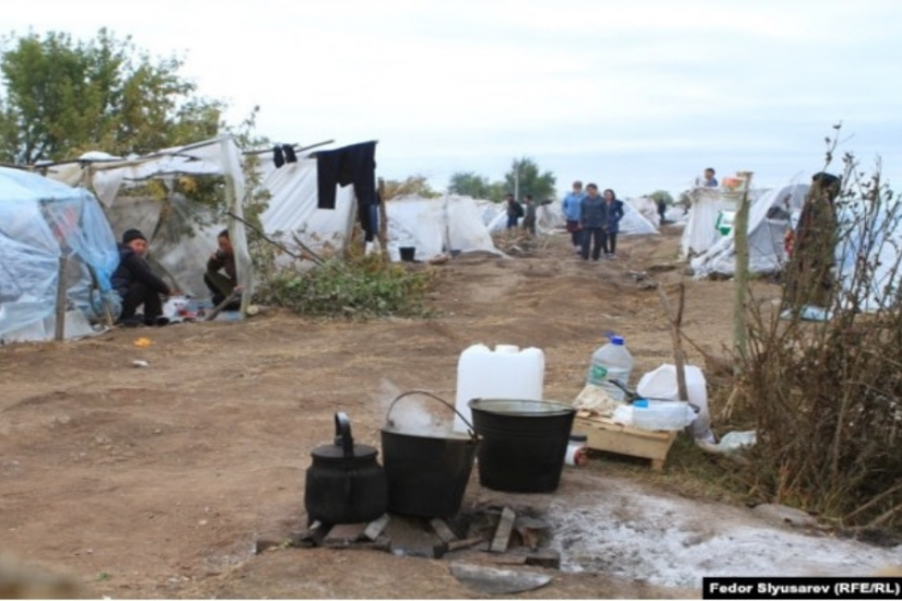 A picture of tents and people in the camp. Photo credit by Fedor Slyusarev rfe/rl